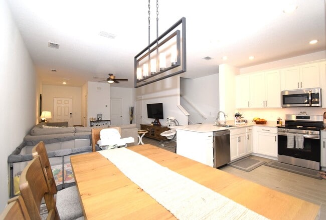 Building Photo - Spacious 3-bedroom, 2.5-bath townhome