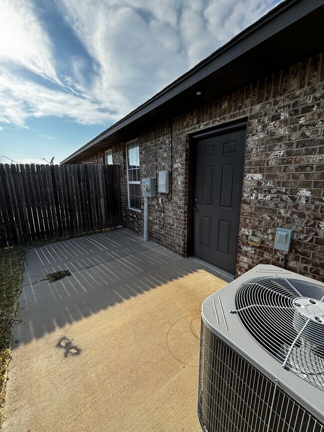 Building Photo - Move in Special!! 3BR 2BA duplex with 2 ca...