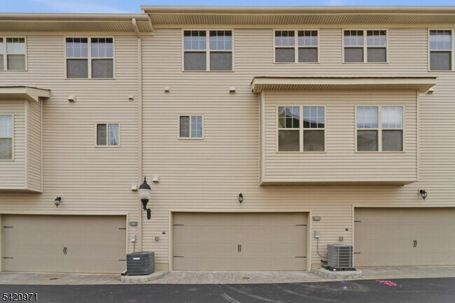 Building Photo - 704 Green Ln