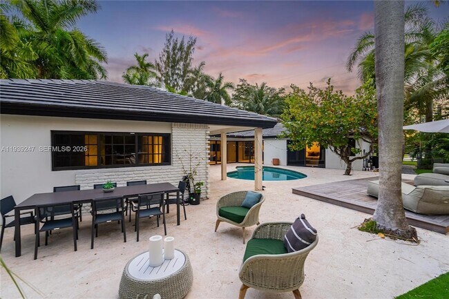 Building Photo - 2500 Bayview Dr