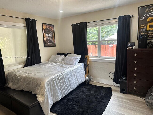 Building Photo - 1147 NE 113th St