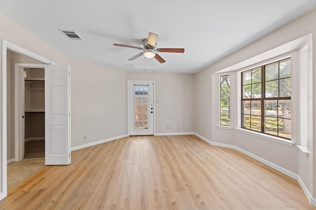 Building Photo - 6010 Oakclaire Dr