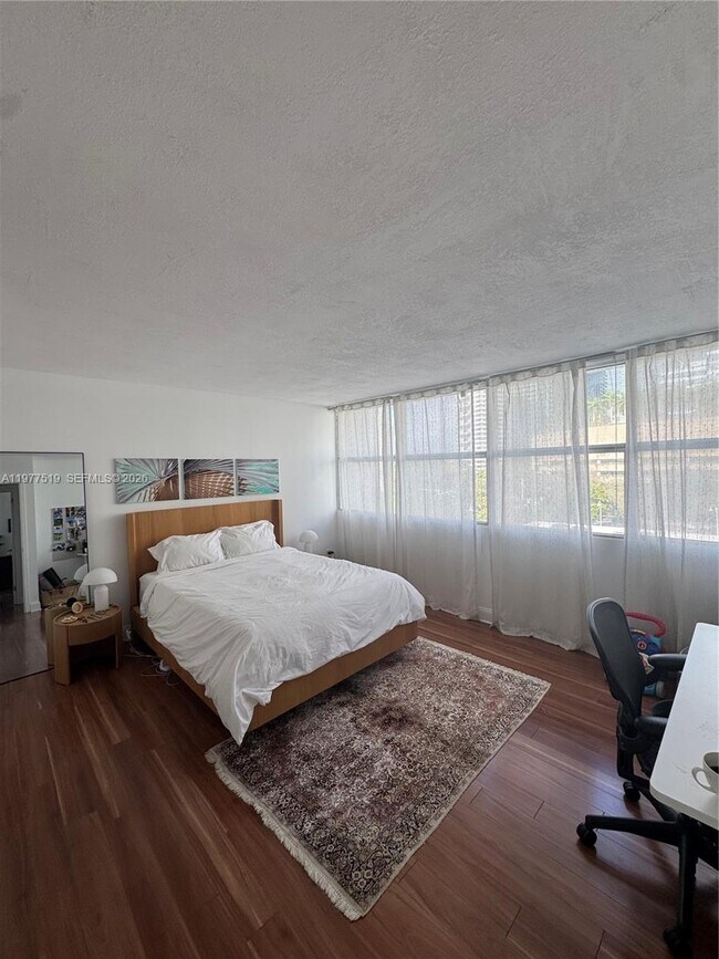 Building Photo - 1420 Brickell Bay Dr