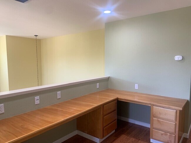 Building Photo - A SUPERB AND STUNNING 4 BEDROOM HOME IN TR...