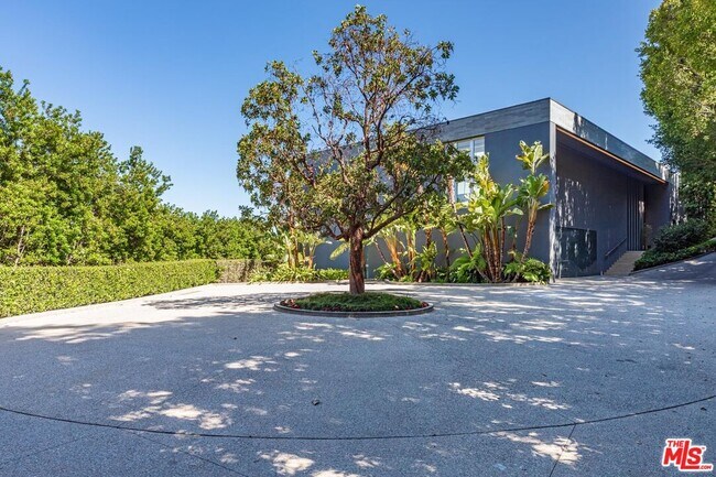 Building Photo - 670 Perugia Way
