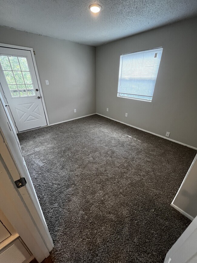 Building Photo - 821 Bracewood Cir