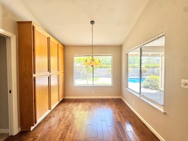 Building Photo - Beautiful 4 bedroom 3 bath home in the Hillsborough community!