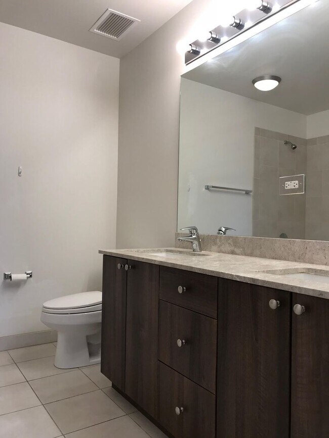 Building Photo - High floor 2b2b unit right by Westloop