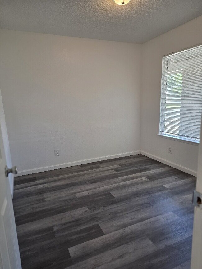 Building Photo - 3-Bedroom house with 2 Baths in Sacramento