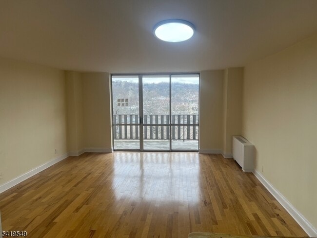 Building Photo - 530 Valley Rd