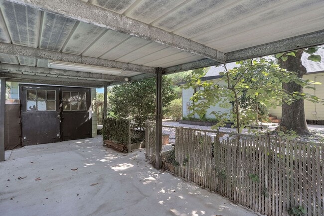Building Photo - Charming bungalow downtown