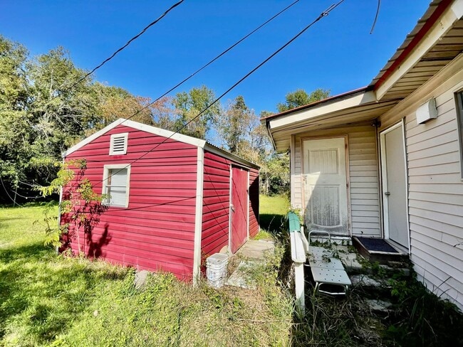 Building Photo - Cute Home and Move-in Ready