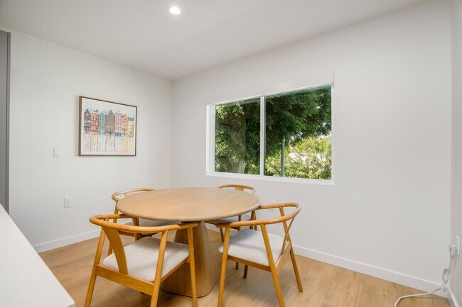 Building Photo - 1422 Tamarind Ave