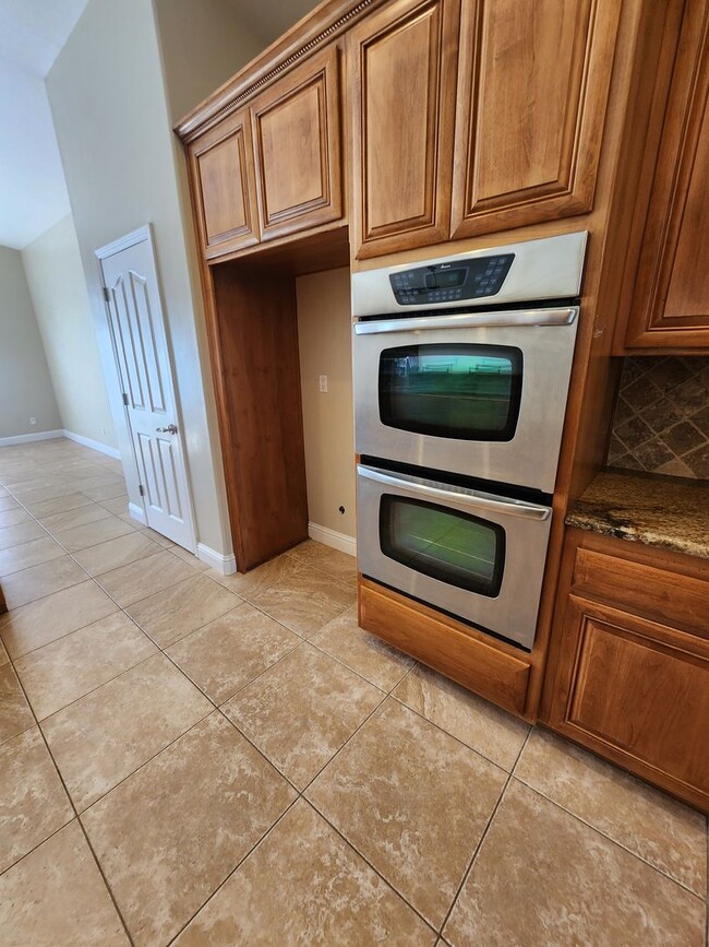 Building Photo - Gorgeous and Spacious 4 Bedroom Home