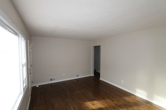 Building Photo - Premium Ralston Location!   Cozy 3 Bedroom...