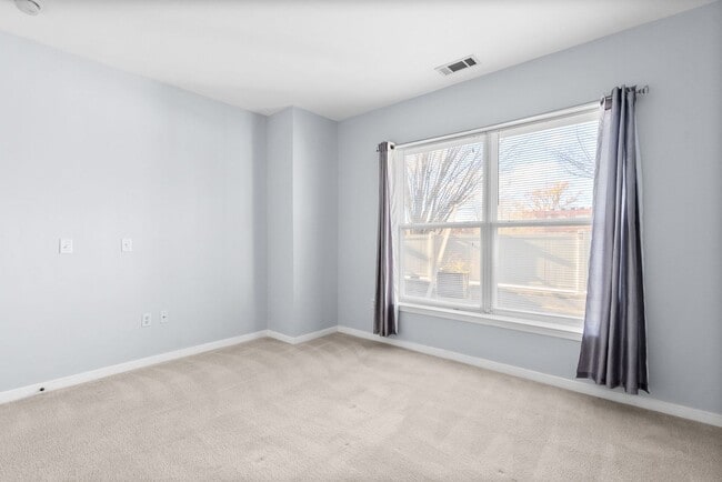 Building Photo - 1 Bed 1 Bath Plus Den - Silver Spring Condo - Garage Parking Space