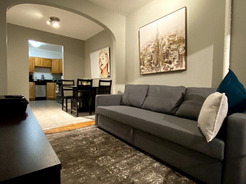 Building Photo - 305 E 104th St