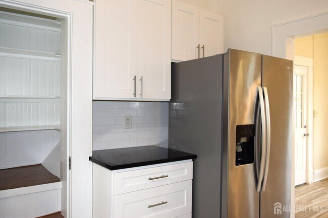 Building Photo - 219 Avenel St