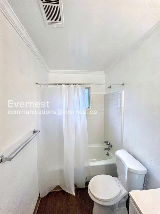 Building Photo - 431 Annie St