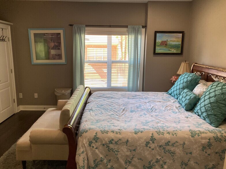 King bedroom. - 5516 Ridgemoor Dr