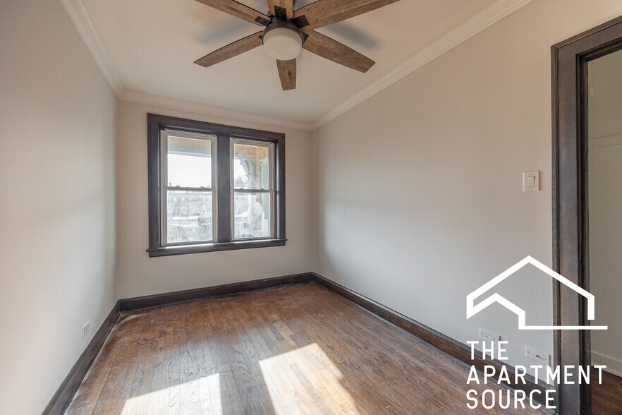 Building Photo - 2626 W Devon Ave