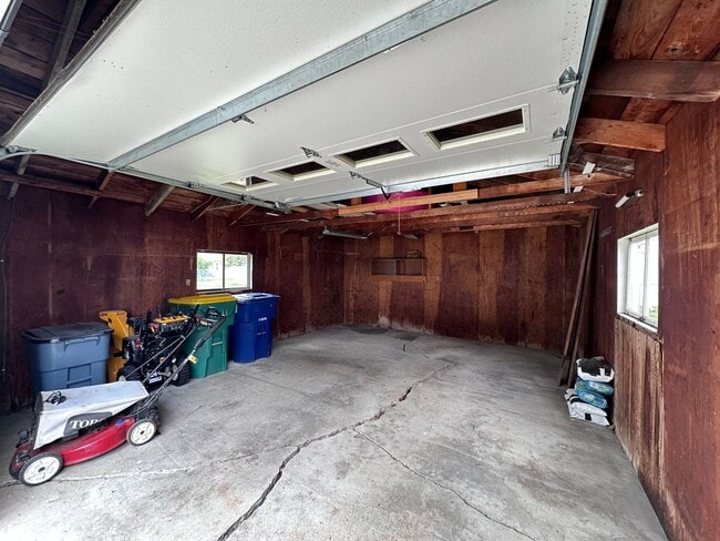 Building Photo - SPACIOUS 2 BEDROOM 1 BATH HOME