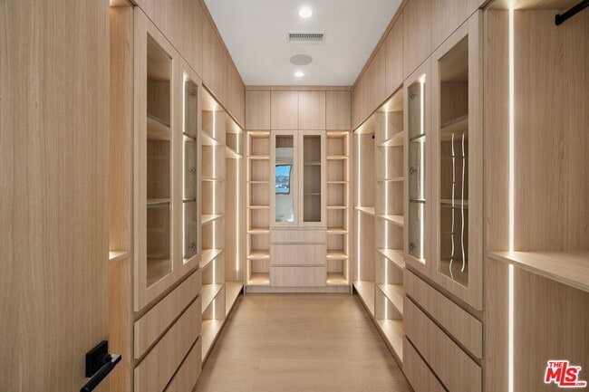 Building Photo - 3517 Redwood Ave