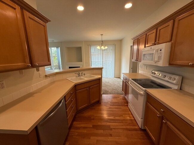 Building Photo - 4 Bed 3 Bath Gated Townhome Near Maplewood Golf