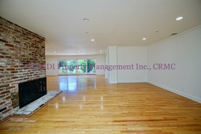 Building Photo - Country Club Home on Corner Lot, All One L...