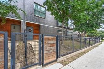 Building Photo - 2280 N Fitzhugh Ave