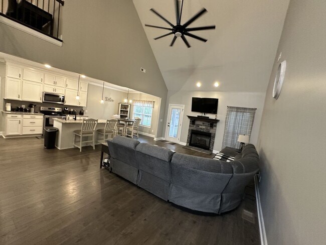 Building Photo - 4 Bedroom 3 Bathroom Home with Bonus Room!