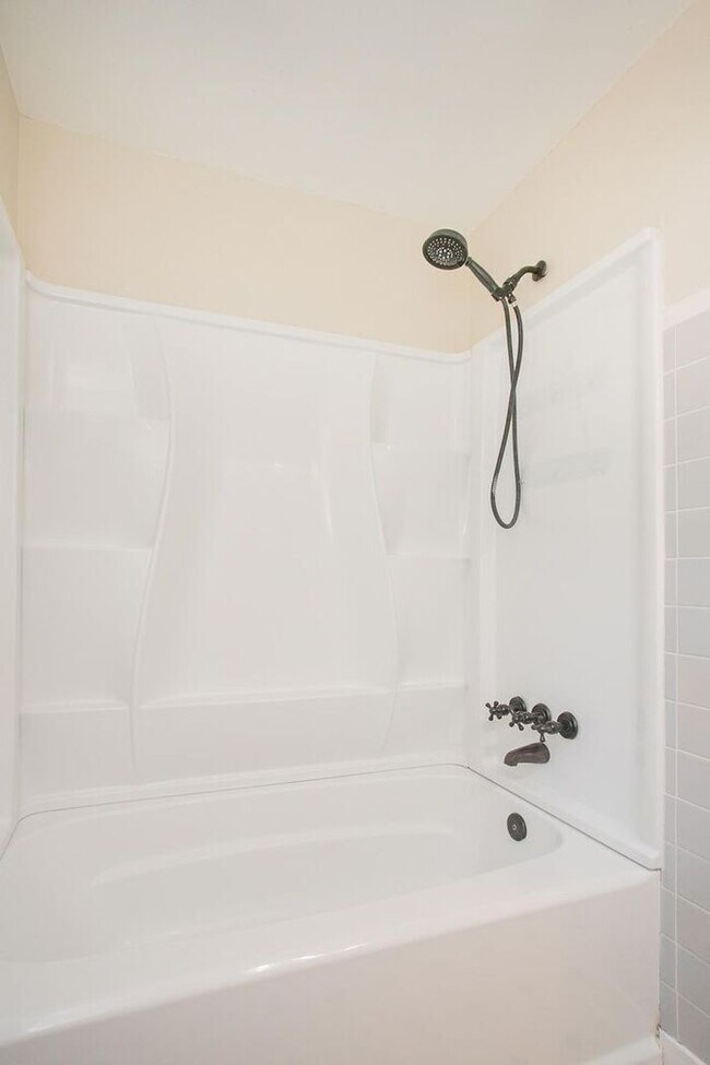 Building Photo - Charming ranch home in Crieve Hall