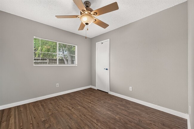 Building Photo - 10814 Parkland Woods Dr