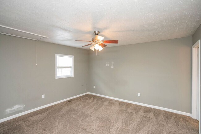 Building Photo - 3 Bed home in Carthage with large basement!