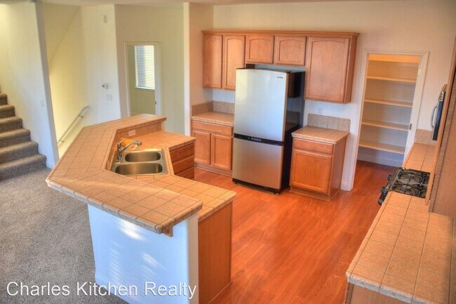 Building Photo - 4 br, 4.5 bath House - 1361 Thompson Street