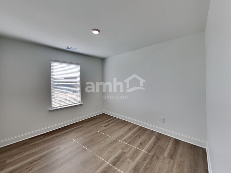 Building Photo - 1047 Highland Walk