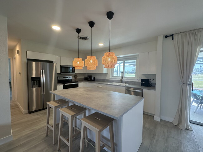 Building Photo - Beautiful 2-bedroom, 2-bathroom in Rotonda...