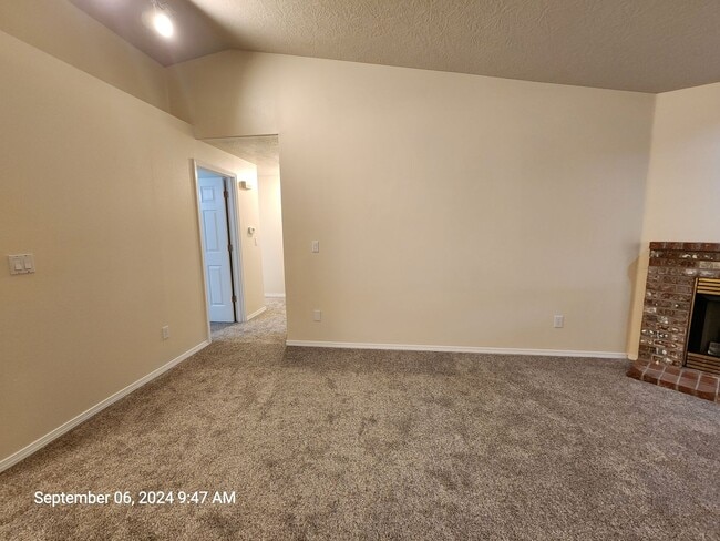 Building Photo - 531 SW Honeysuckle Ct