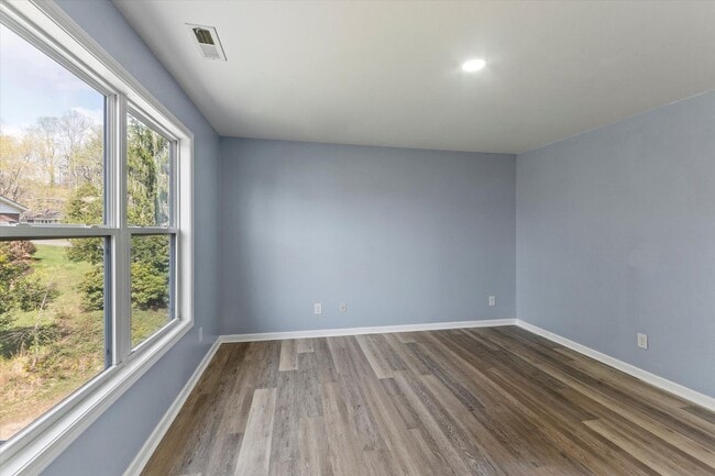 Building Photo - In Town Near The Bike Path