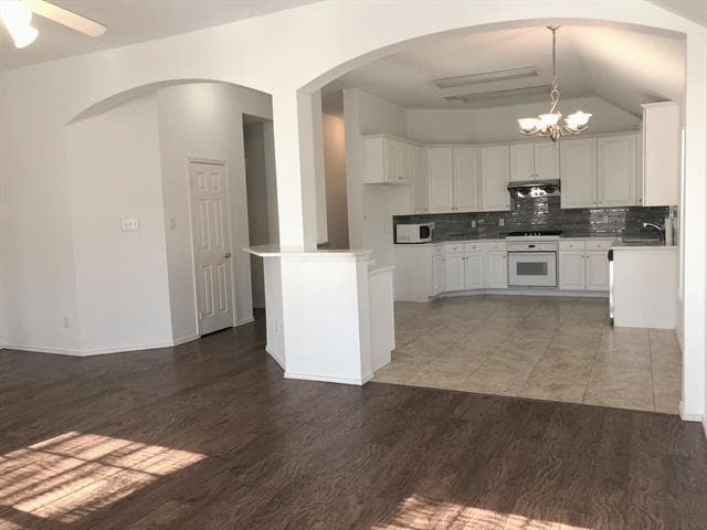 Building Photo - 9113 Couples Dr