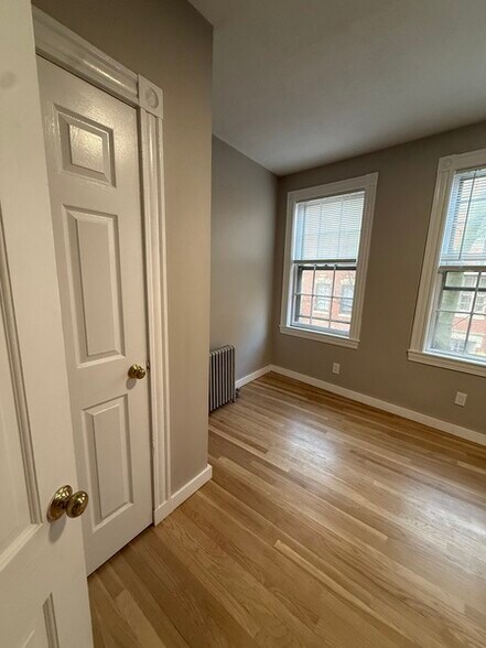 Building Photo - 82 Phillips St