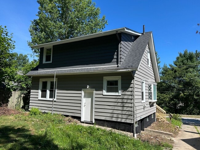 Building Photo - South Euclid Beauty - 3 bedroom Single Fam...