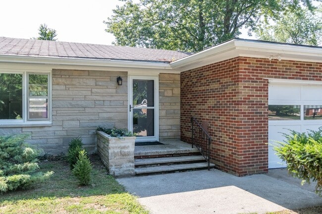 Building Photo - 3 bedroom 1.5 bath 1668 Sqft home just 1 m...
