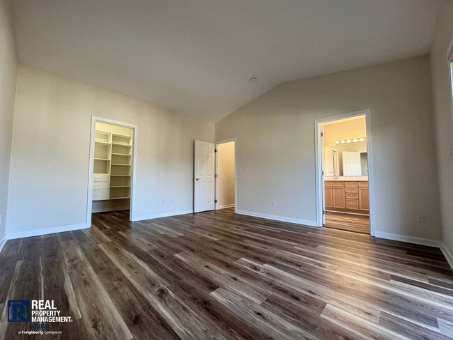 Building Photo - Beautiful 2-Bedroom Townhome with Vaulted Ceilings & 2-Car Garage!!