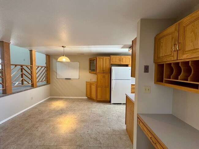 Building Photo - 4 Bedroom Home in Villa Loma-Available NOW