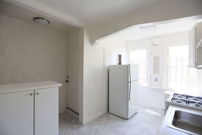 Building Photo - Elegant 1BR/1BA in Oakland's Cleveland Hei...