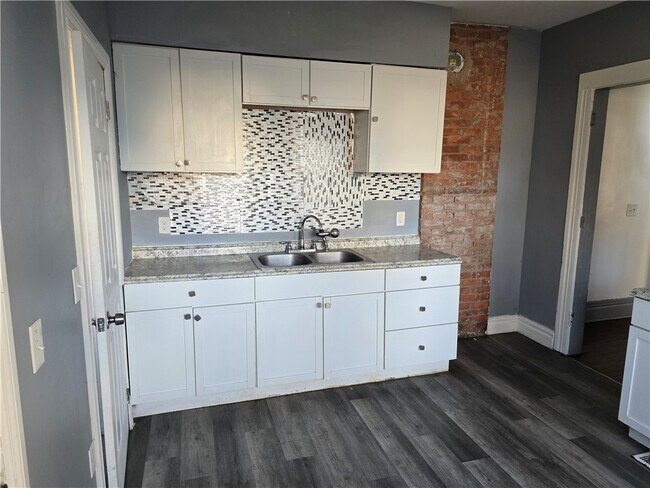 Building Photo - 150 Gardiner Ave