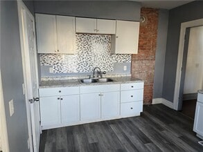 Building Photo - 150 Gardiner Ave