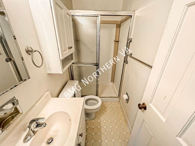 Building Photo - 1325 Lynnbrook Dr
