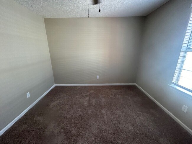 Building Photo - 25 Oak Lake Ct